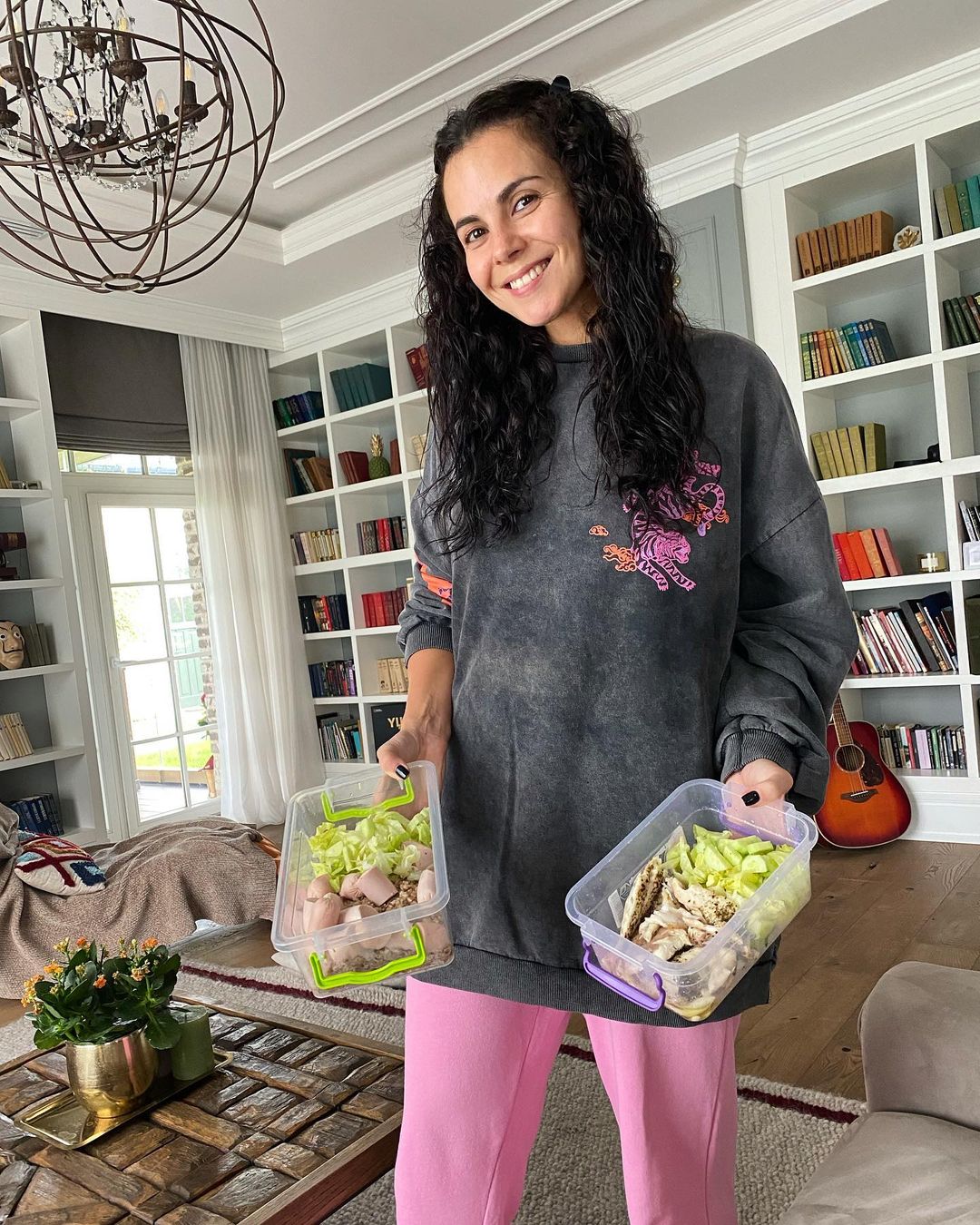 Без макіяжу і з судочками з їжею: Потап похвалився турботливою дружиною-господинею